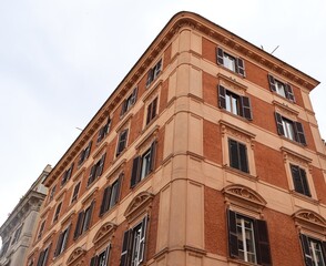 Obraz premium Elegant Historic Building with Warm Architectural Details