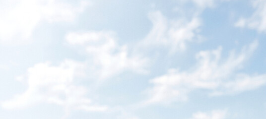 Obraz premium A tranquil sky filled with soft, fluffy clouds against a bright blue backdrop, evoking a feeling of peace and serenity in the atmosphere.