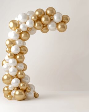 Marco decorativo de globos blancos y dorados en forma de arco lateral sobre fondo beige elegante