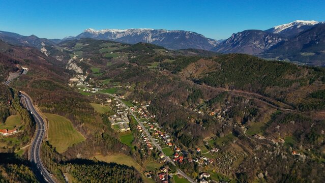 Alpenkulisse aus der Vogelperspektive, Auebachtal mit der Semmering-Schnellstra&szlig;e mit Blick auf die Rax!
