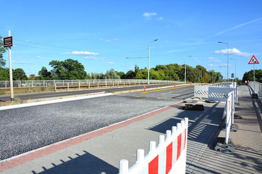 Stra&szlig;enbaustelle an einer Br&uuml;cke mit Himmel