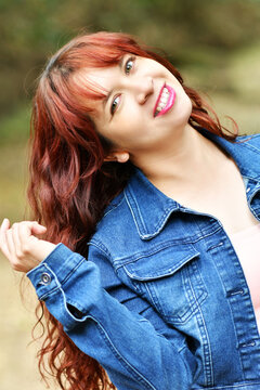 Mujer hispana sonriente y feliz, concepto de moda y estilo de vida al aire libre, chica linda con bonita sonrisa.