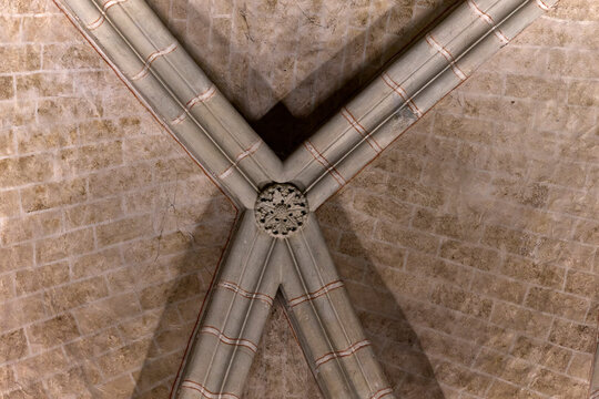 Gotisches Kreuzrippengew&ouml;lbe mit bunten Lichtreflexen, Kathedrale Lausanne