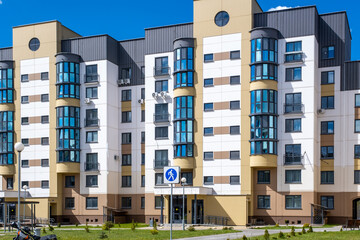 Modern apartment building exterior under blue sky © Eugeniusz