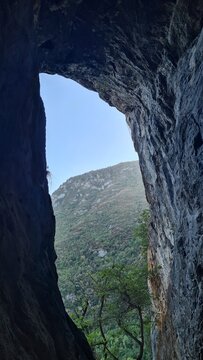 La vall&eacute;e de Tarascon vue depuis l'int&eacute;rieur de la grotte de l'Ermite (Pyr&eacute;n&eacute;es Ari&eacute;geoises)