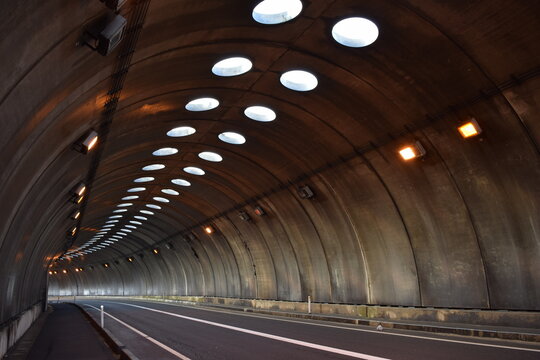 海岸道路のシェルター ／ 山形県鶴岡市の海岸に建造されている「油戸シェルター」です。すぐ横が海なので、風や波除けの役目を果たします。また冬期間は、雪から防護するために設置された海岸道路のシェルターです。
