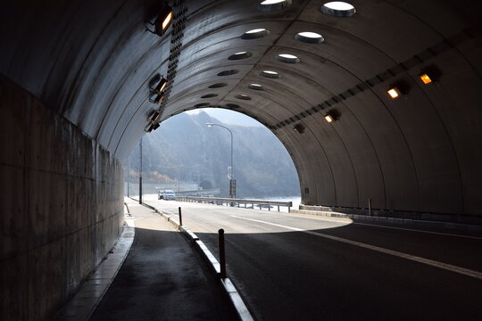 海岸道路のシェルター ／ 山形県鶴岡市の海岸に建造されている「油戸シェルター」です。すぐ横が海なので、風や波除けの役目を果たします。また冬期間は、雪から防護するために設置された海岸道路のシェルターです。