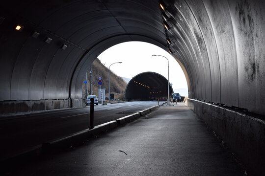 海岸道路のシェルター ／ 山形県鶴岡市の海岸に建造されている「油戸シェルター」です。すぐ横が海なので、風や波除けの役目を果たします。また冬期間は、雪から防護するために設置された海岸道路のシェルターです。
