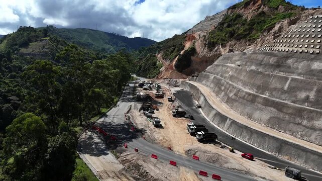 Video a&eacute;reo tomado con dron en la carretera conocida como " Conexi&oacute;n Pac&iacute;fico 1" que conecta a Medell&iacute;n con Bolombolo. El video es  tomado en el sector de "La Arenera" con obras de gran magnitud 