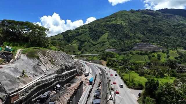 Video a&eacute;reo tomado con dron en la carretera conocida como " Conexi&oacute;n Pac&iacute;fico 1" que conecta a Medell&iacute;n con Bolombolo. El video es tomado en el sector de "Lomagrande" en la reparaci&oacute;n del t&uacute;nel falso.