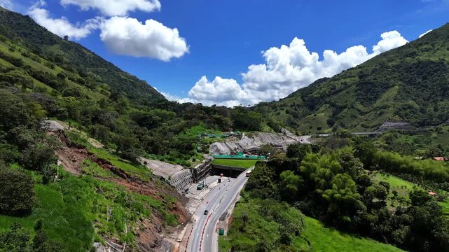 Video a&eacute;reo tomado con dron en la carretera conocida como " Conexi&oacute;n Pac&iacute;fico 1" que conecta a Medell&iacute;n con Bolombolo. El video es tomado en el sector de "Lomagrande" en la reparaci&oacute;n del t&uacute;nel falso.