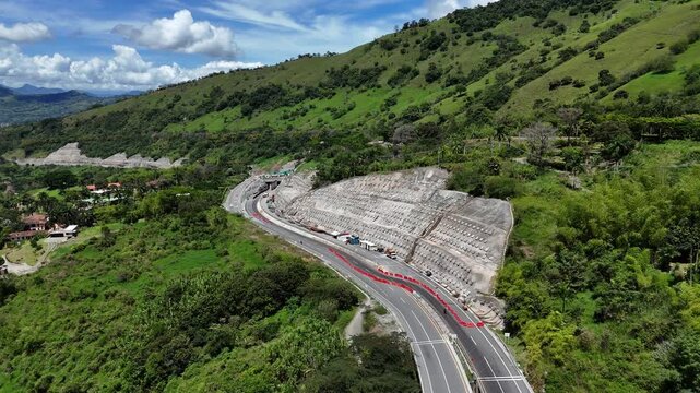 Video a&eacute;reo tomado con dron en la carretera conocida como " Conexi&oacute;n Pac&iacute;fico 1" que conecta a Medell&iacute;n con Bolombolo. El video es tomado en el sector de "Lomagrande" en la reparaci&oacute;n del t&uacute;nel falso.