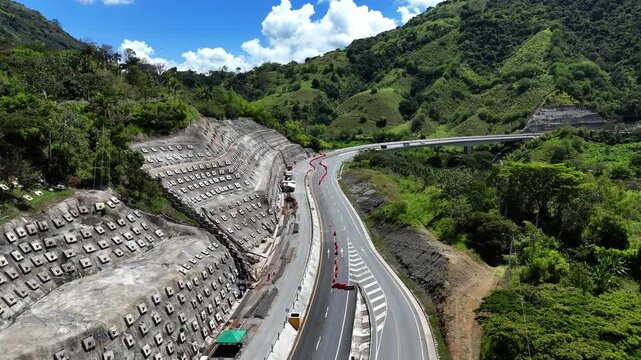 Video a&eacute;reo tomado con dron en la carretera conocida como " Conexi&oacute;n Pac&iacute;fico 1" que conecta a Medell&iacute;n con Bolombolo. El video es tomado en el sector de "Lomagrande" en la reparaci&oacute;n del t&uacute;nel falso.