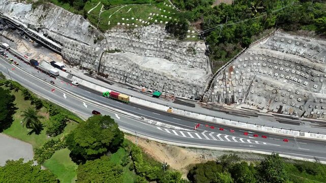 Video a&eacute;reo tomado con dron en la carretera conocida como " Conexi&oacute;n Pac&iacute;fico 1" que conecta a Medell&iacute;n con Bolombolo. El video es tomado en el sector de "Lomagrande" en la reparaci&oacute;n del t&uacute;nel falso.
