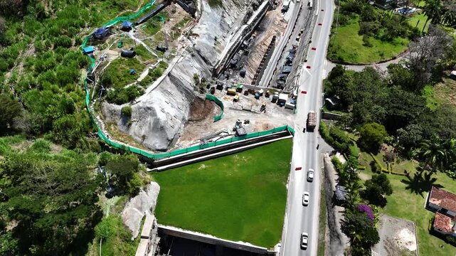 Video a&eacute;reo tomado con dron en la carretera conocida como " Conexi&oacute;n Pac&iacute;fico 1" que conecta a Medell&iacute;n con Bolombolo. El video es tomado en el sector de "Lomagrande" en la reparaci&oacute;n del t&uacute;nel falso.
