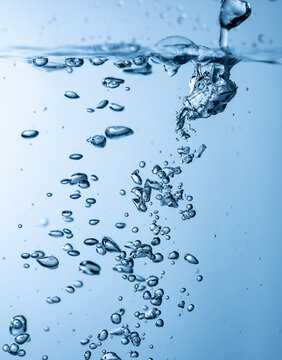 水を注いで出来る気泡