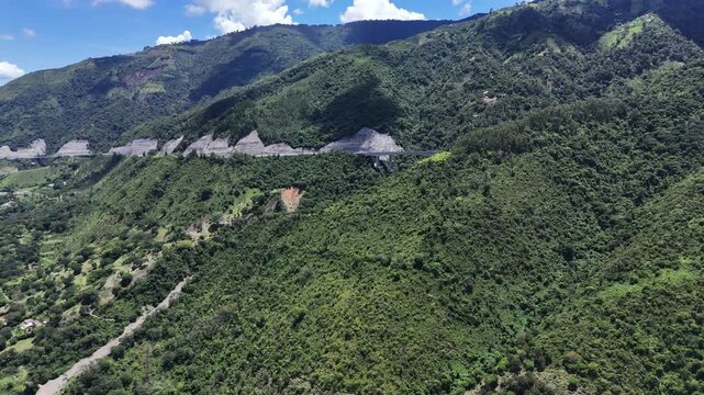 Video a&eacute;reo tomado con dron en el que pueden observarse las monta&ntilde;as de la zona y la autopista "Conexi&oacute;n Pac&iacute;fico 1" en &aacute;rea rural del municipio de Amag&aacute;.