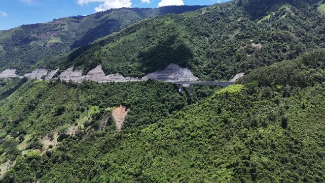 Video a&eacute;reo tomado con dron en el que pueden observarse las monta&ntilde;as de la zona y la autopista "Conexi&oacute;n Pac&iacute;fico 1" en &aacute;rea rural del municipio de Amag&aacute;.