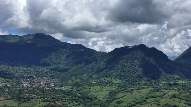 Video a&eacute;reo tomado con dron desde  la salida de t&uacute;nel de  Amag&aacute; yendo para Bolombolo y el suroeste de Antioquia, en el que pueden observarse los majestuosos cerros de la zona en &aacute;rea rural del municip