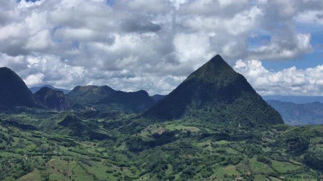 Video a&eacute;reo tomado con dron desde  la salida de t&uacute;nel de  Amag&aacute; yendo para Bolombolo y el suroeste de Antioquia, en el que pueden observarse los majestuosos cerros de la zona en &aacute;rea rural del municip
