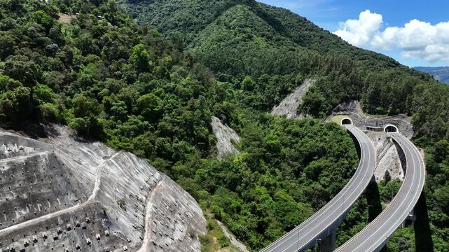 Video a&eacute;reo tomado con dron en la salida de T&uacute;nel de  Amag&aacute; yendo para Bolombolo y el suroeste de Antioquia.