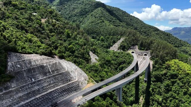 Video a&eacute;reo tomado con dron en la salida de T&uacute;nel de  Amag&aacute; yendo para Bolombolo y el suroeste de Antioquia.