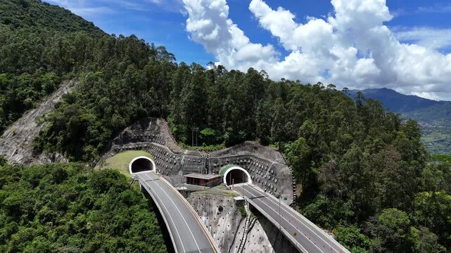 Video a&eacute;reo tomado con dron en la salida de T&uacute;nel de  Amag&aacute; yendo para Bolombolo y el suroeste de Antioquia.