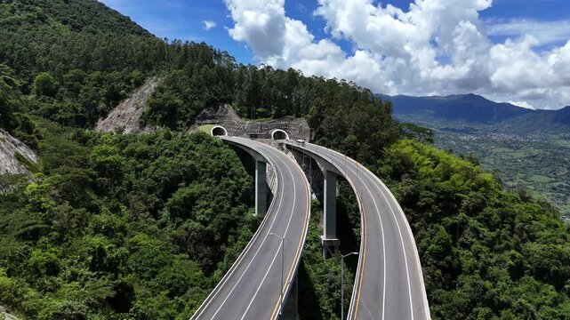 Video a&eacute;reo tomado con dron en la salida de T&uacute;nel de  Amag&aacute; yendo para Bolombolo y el suroeste de Antioquia.