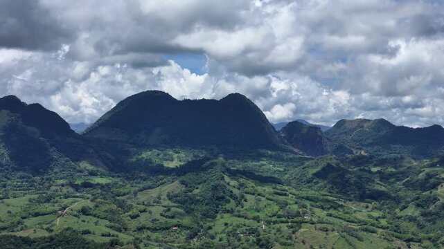 Video a&eacute;reo tomado con dron desde  la salida de t&uacute;nel de  Amag&aacute; yendo para Bolombolo y el suroeste de Antioquia, en el que pueden observarse los majestuosos cerros de la zona en &aacute;rea rural del municip