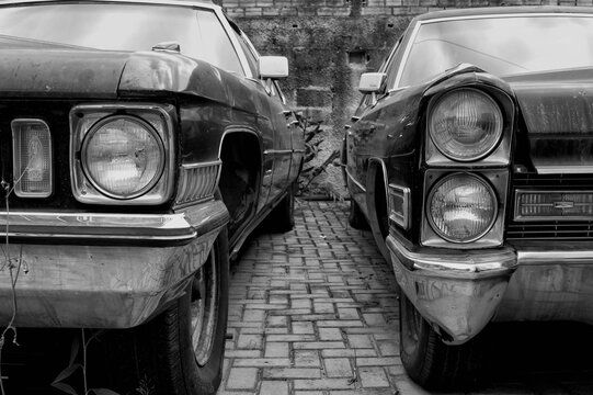 Detalhe de dois carros antigos