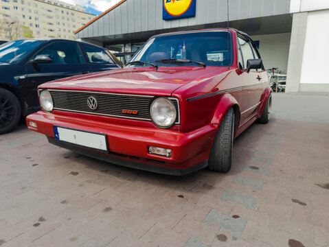 Polska, Ostrowiec Świętokrzyski, 23 kwietnia 2026, 12:34. Klasyczny czerwony Volkswagen Golf G60 Cabrio na parkingu przy Lidlu. Klasyczny samoch&oacute;d wyr&oacute;żnia się charakterystycznymi okrągłymi światłami