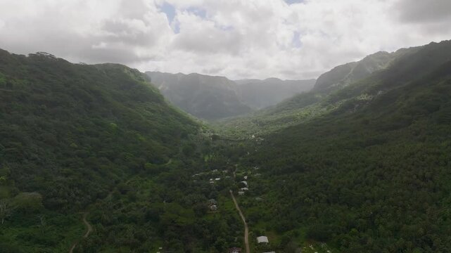 Video a&eacute;rienne de la vall&eacute;e de TAIPIVAI celle qui inspira Herman Melville dans son livre TA&Iuml;PI sur l'ile de nuku hiva dans l'archipel des marquises en polyn&eacute;sie francaise 