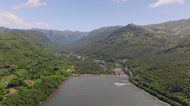 Video a&eacute;rienne de la vall&eacute;e de TAIPIVAI celle qui inspira Herman Melville dans son livre TA&Iuml;PI sur l'ile de nuku hiva dans l'archipel des marquises en polyn&eacute;sie francaise 