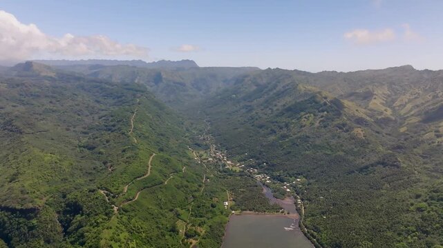 Video a&eacute;rienne de la vall&eacute;e de TAIPIVAI celle qui inspira Herman Melville dans son livre TA&Iuml;PI sur l'ile de nuku hiva dans l'archipel des marquises en polyn&eacute;sie francaise 