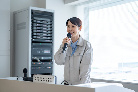 マイクを持ち話す女性