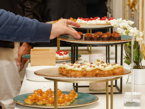 Invit&eacute;s se servant lors d&rsquo;un buffet de r&eacute;ception &eacute;l&eacute;gant et gastronomique