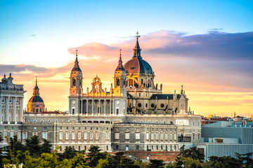 Obraz premium Madrid, Spain. Catedral de Santa Maria la Real de la Almudena in Madrid dawn view