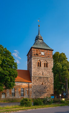 Der quadratische Westturm der denkmalgesch&uuml;tzten Dorfkirche Gro&szlig; Sch&ouml;nebeck mit seinem Fachwerkaufsatz - Inschriften retuschiert