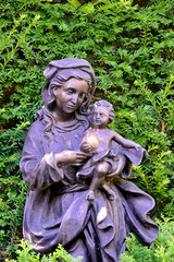 Maria mit dem Kinde auf dem Arm auf einem Friedhof in Köln © Blende8