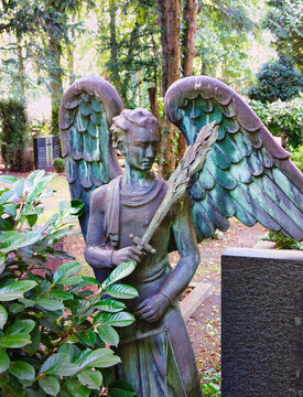 gro&szlig;er Engel mit einem Feuerschwert  auf einem Friedhof in K&ouml;ln