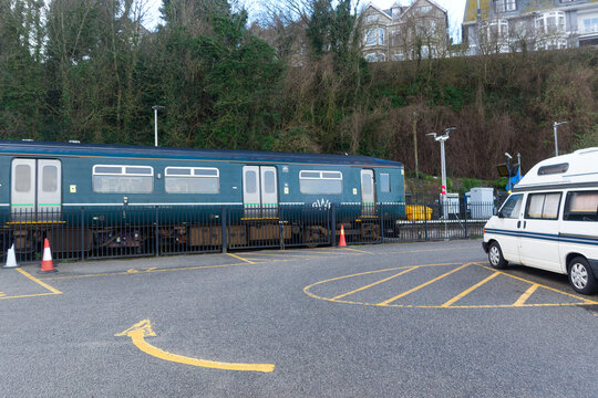 Green GWR train parked at railway station of English city of St Ives on a winter day. Photo taken February 5th, 2026, St Ives, Cornwall, United Kingdom.
