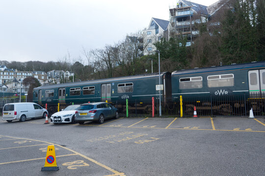 Green GWR train parked at railway station of English city of St Ives on a winter day. Photo taken February 5th, 2026, St Ives, Cornwall, United Kingdom.