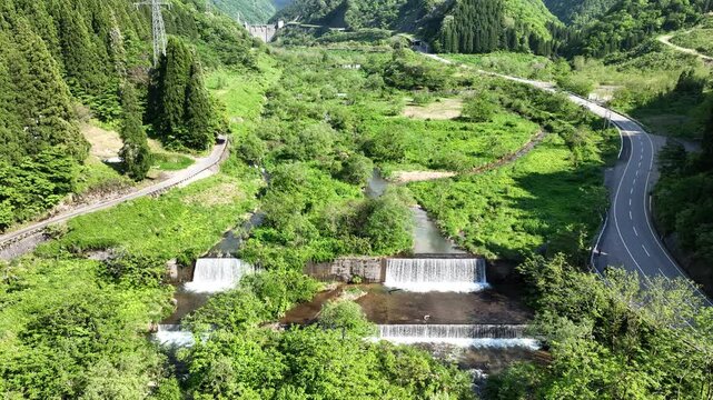 五月になった富山県東部を流れる小川の堰などの様子