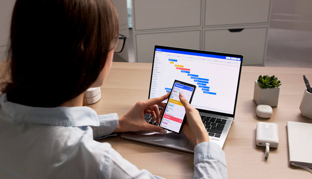Agile Project Manager Updates Smartphone Tasks