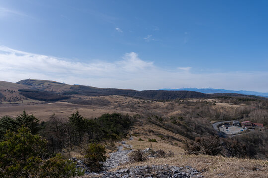 山の上から眺める八島湿原