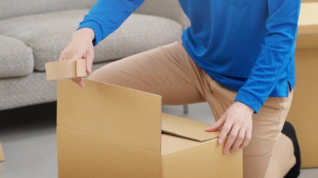 引っ越し業務を行う若い男性　ライフスタイルイメージ