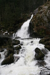 Obraz premium Kleiner Wasserfall
