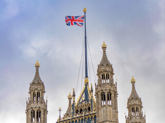 Obraz premium Union Jack flies above the Palace of Westminster in London as the UK Parliament remains in focus during the 2026 Kings Speech and restoration debate. Union Jack flies above the Palace of Westminster 