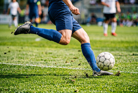 サッカー選手がボールを蹴る瞬間