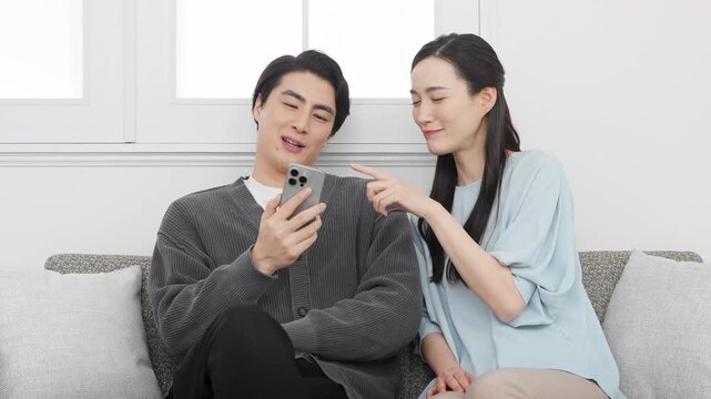 スマートフォンで検索をする若い男女　ライフスタイルイメージ	
